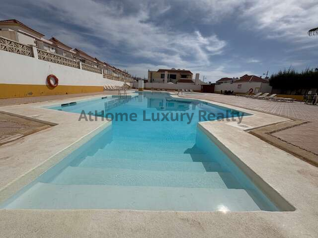 Vista exterior de Casa adosada en venda en Antigua amb Terrassa i Piscina comunitària