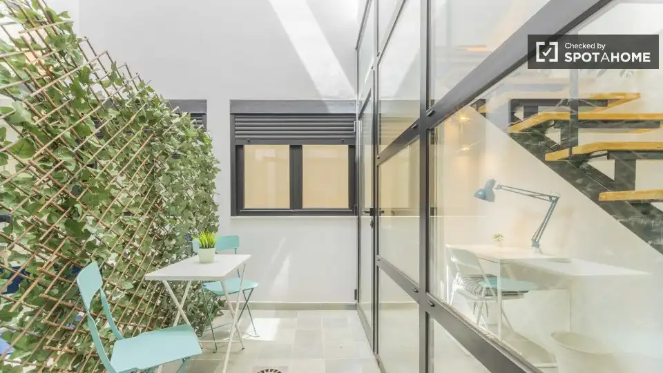 Flat for rent in Valencia  with Air Conditioner, Heating and Furnished
