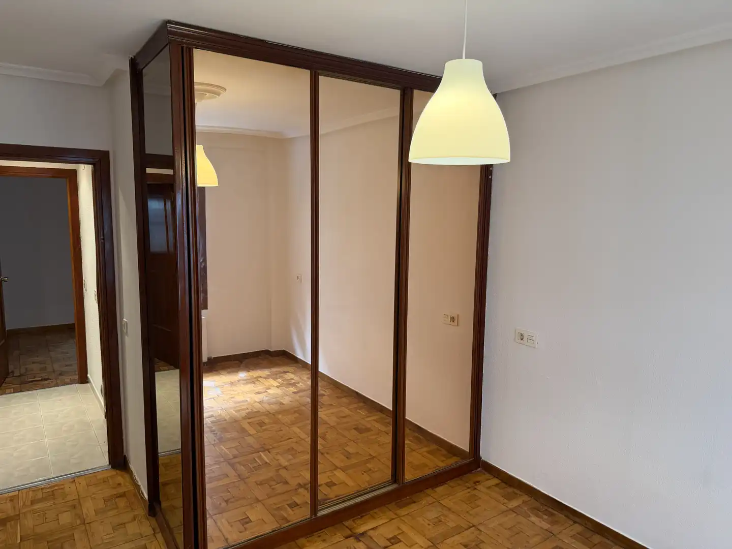 Dormitori de Pis en venda en Oviedo  amb Calefacció, Parquet i Terrassa