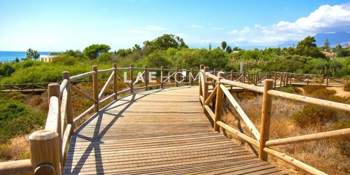Vista exterior de Àtic en venda en Marbella amb Aire condicionat, Terrassa i Piscina comunitària