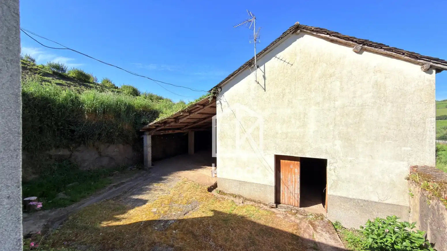 Vista exterior de Casa o xalet en venda en Valdés - Luarca amb Calefacció i Jardí privat