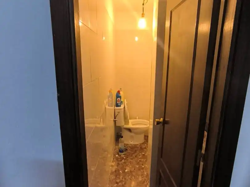 Baño de Local de alquiler en La Zubia con Aire acondicionado y Calefacción