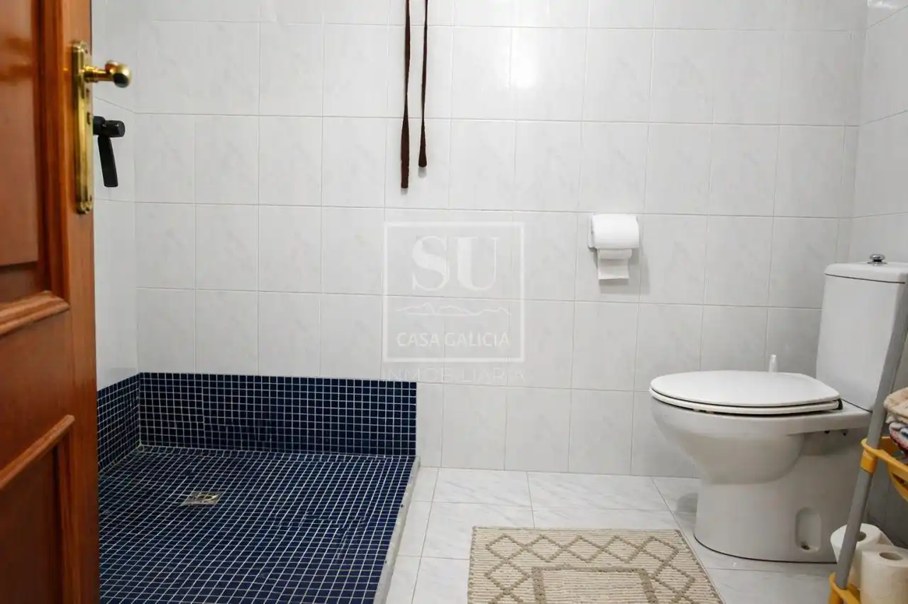 Badezimmer von Haus oder Chalet zum Verkauf in Oia mit Heizung, Privatgarten und Terrasse