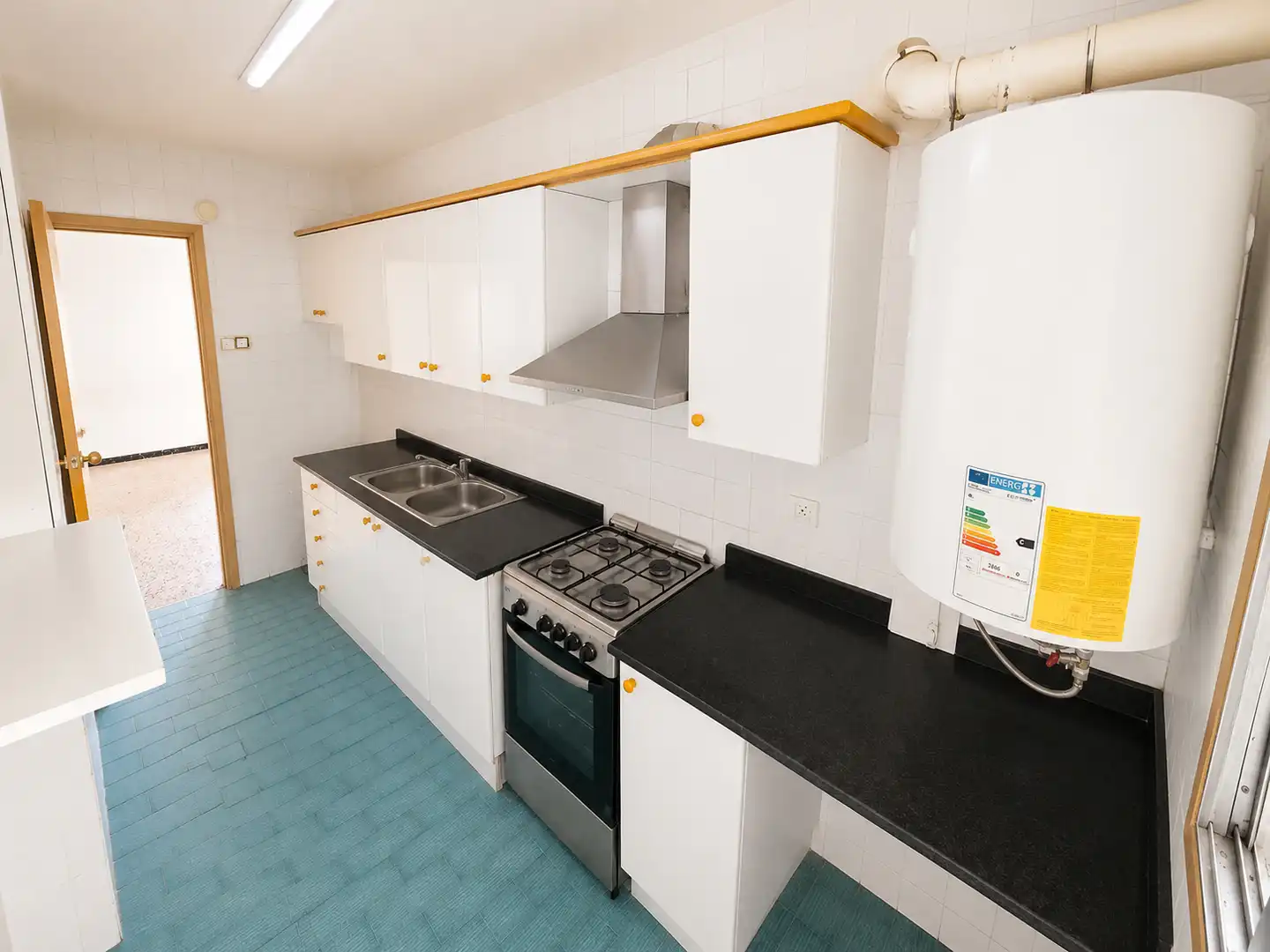 Küche von Wohnung zum Verkauf in Santa Coloma de Gramenet mit Klimaanlage, Heizung und Balkon