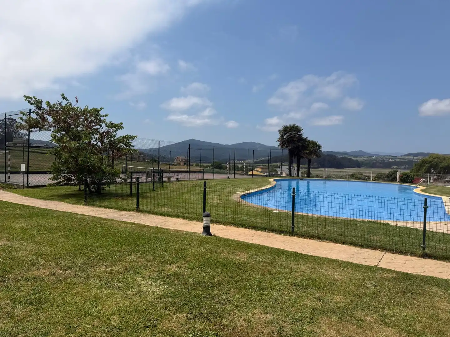 Piscina de Piso de alquiler en Barreiros con Calefacción, Terraza y Amueblado