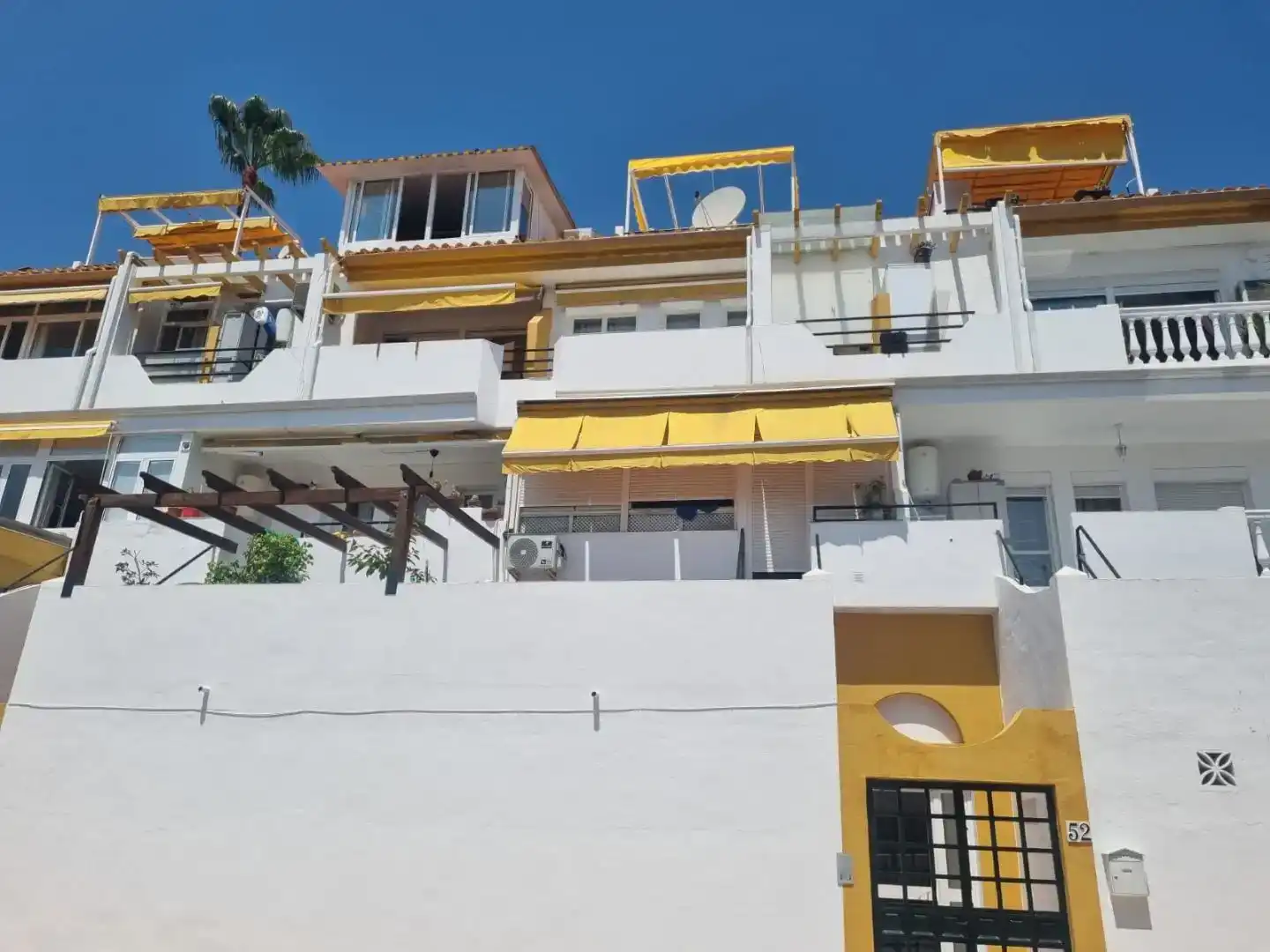 Vista exterior de Dúplex en venda en Torremolinos amb Aire condicionat, Piscina i Balcó