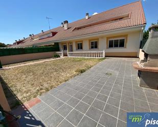 Jardí de Casa adosada en venda en Mojados amb Calefacció, Jardí privat i Terrassa