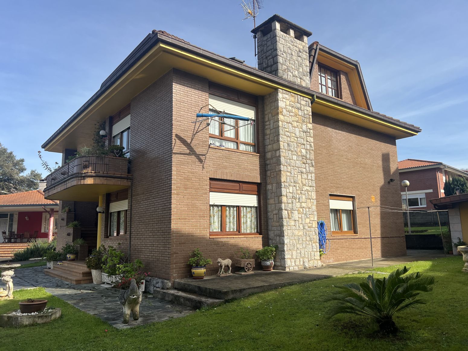 Vista exterior de Casa o xalet en venda en Medio Cudeyo amb Calefacció, Jardí privat i Parquet