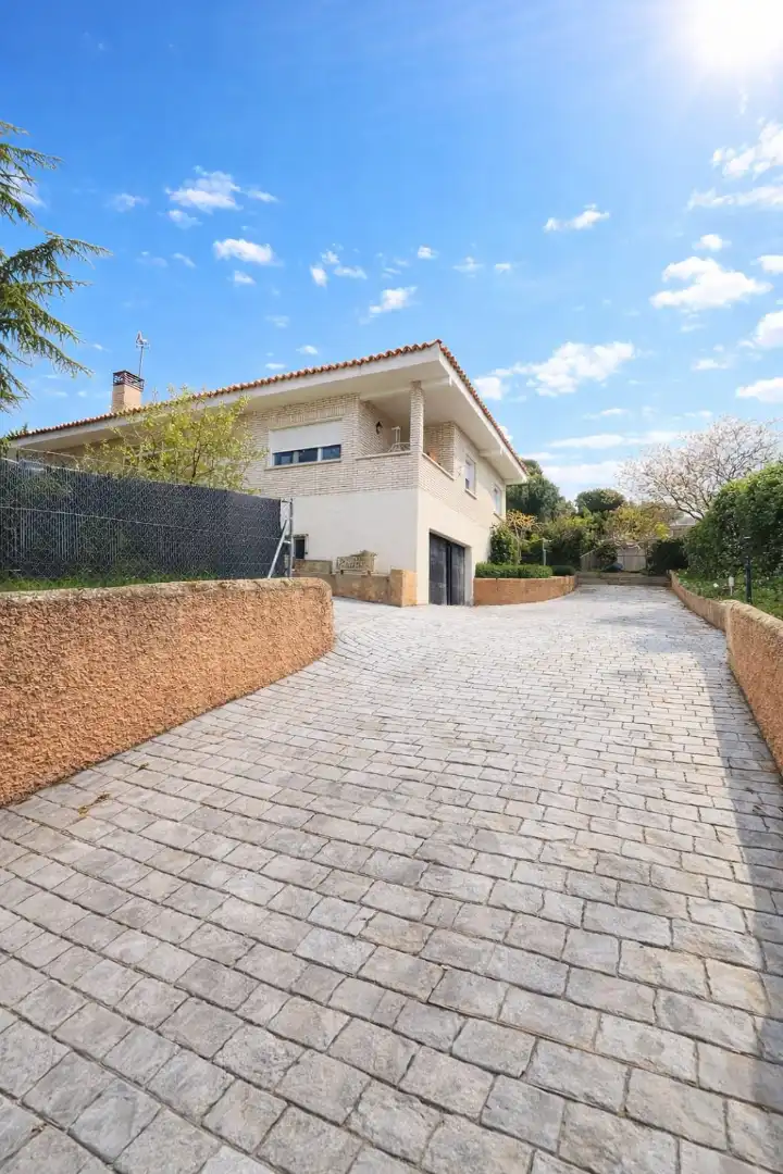 Vista exterior de Casa o xalet en venda en El Escorial amb Aire condicionat, Calefacció i Jardí privat