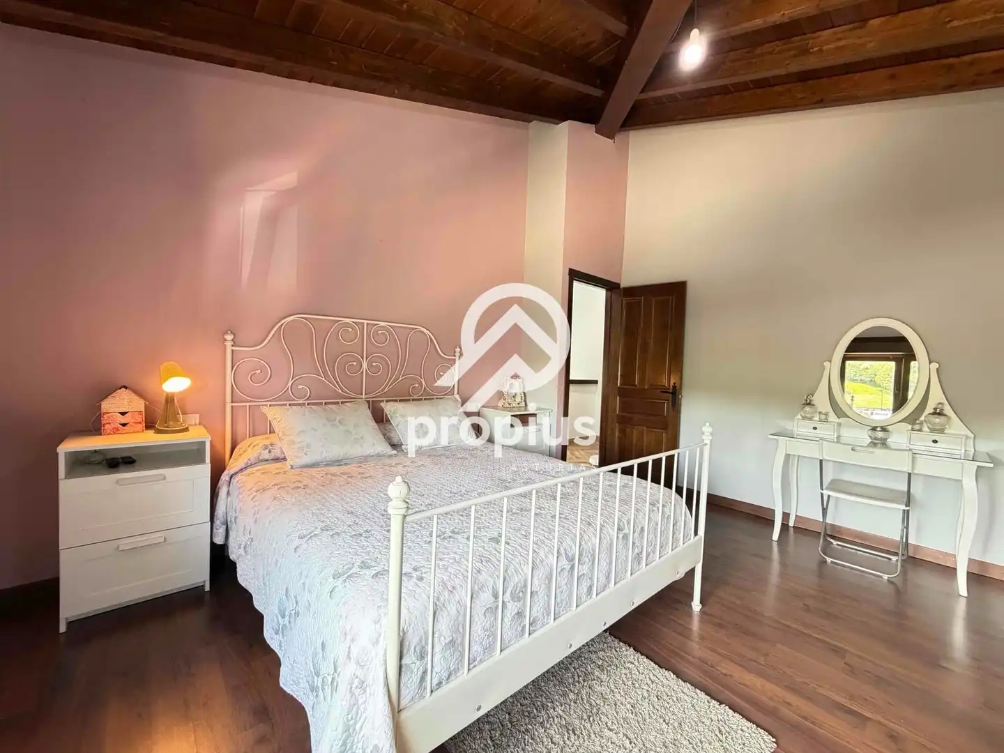 Dormitori de Casa o xalet en venda en Sariego amb Calefacció, Parquet i Traster