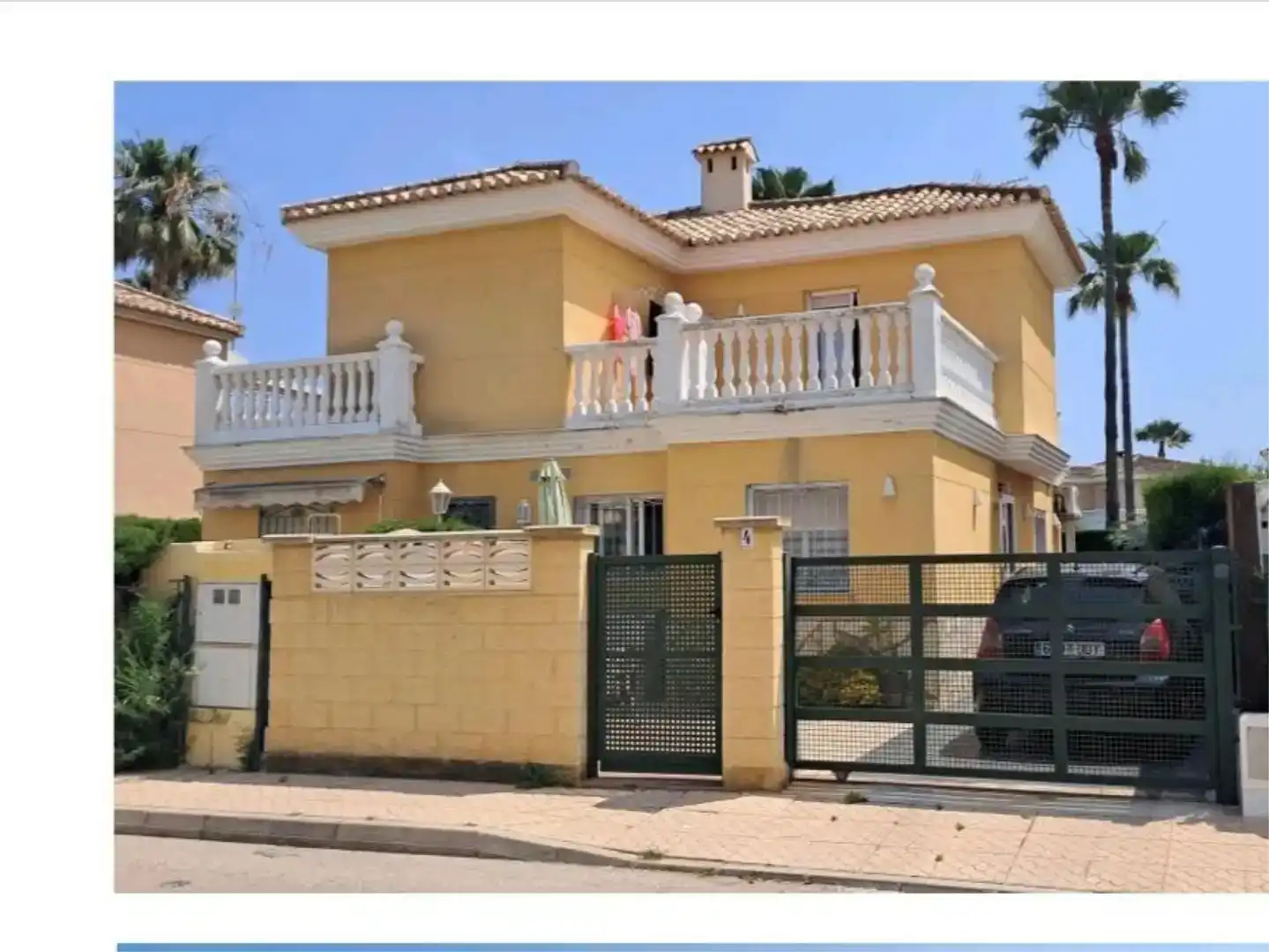 Vista exterior de Casa adosada en venda en Oliva amb Aire condicionat, Piscina i Balcó