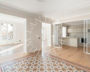 Living room of Flat for sale in  Barcelona Capital  with Air Conditioner, Heating and Parquet flooring