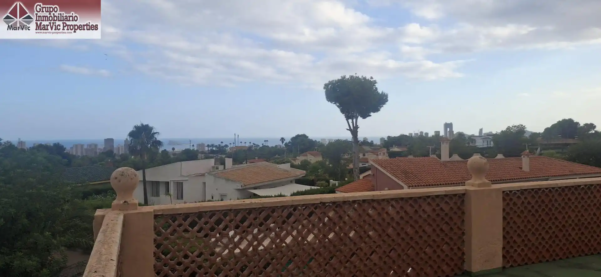 Vista exterior de Casa o xalet en venda en Benidorm amb Aire condicionat, Jardí privat i Terrassa