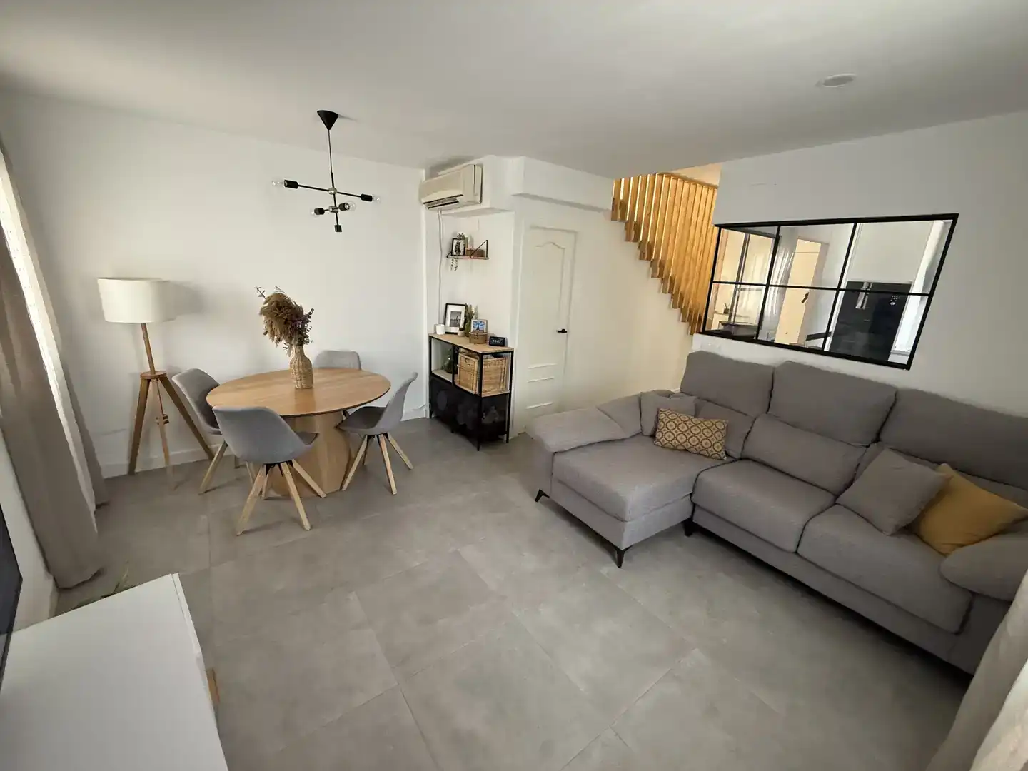 Wohnzimmer von Einfamilien-Reihenhaus zum Verkauf in Utrera mit Klimaanlage