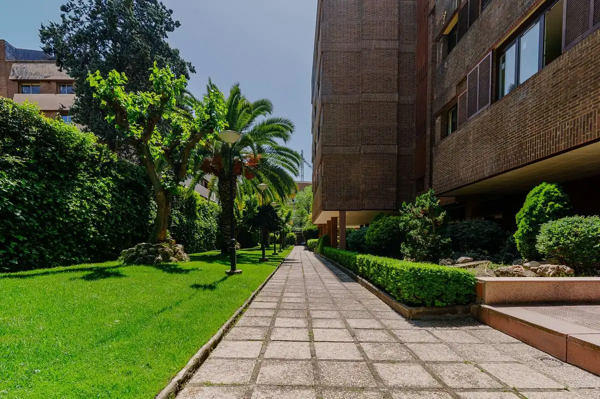 Vista exterior de Pis en venda en Madrid amb Calefacció, Jardí privat i Piscina