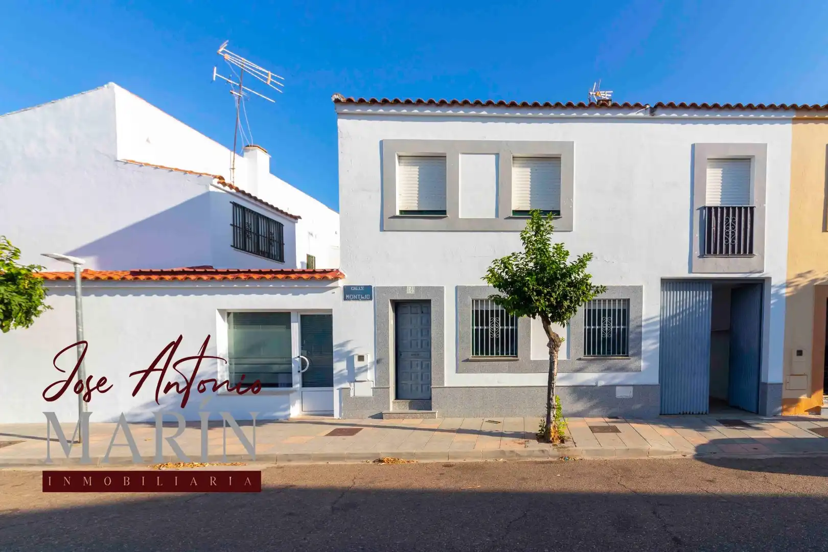 Exterior view of Houses for sale in Valdelacalzada