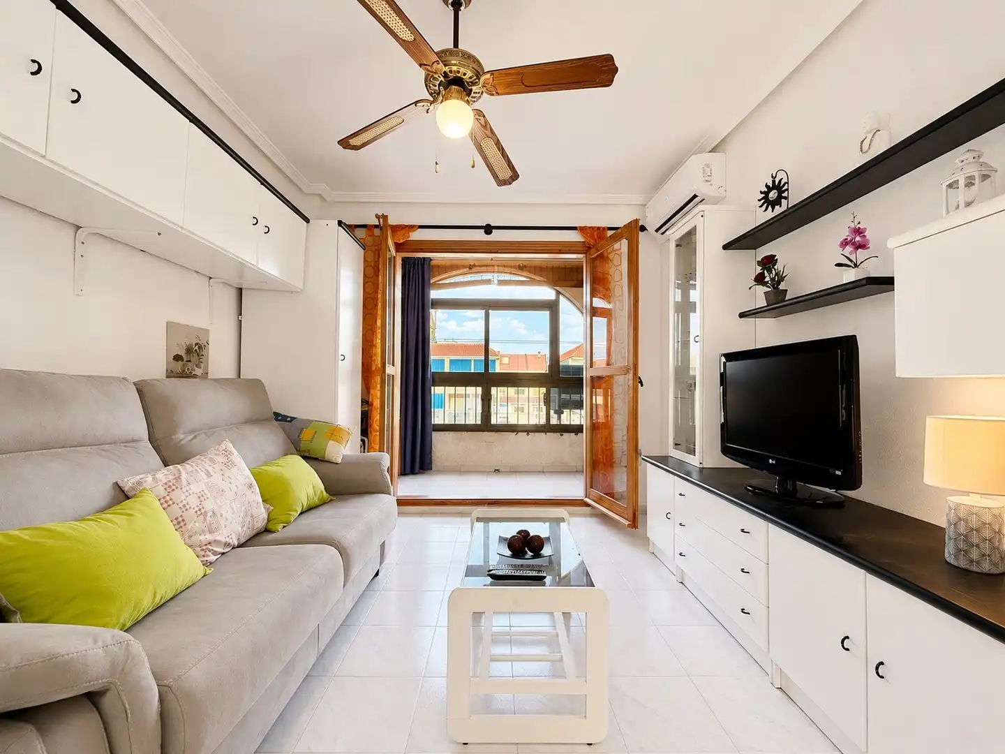 Sala de estar de Estudio de alquiler en Torrevieja con Aire acondicionado, Piscina y Amueblado