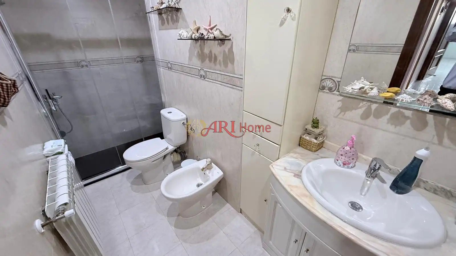 Bathroom of Flat for sale in Madrid  with Air Conditioner and Heating