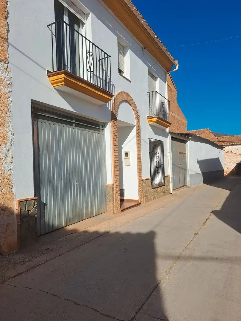 House with terrace for sale in Calle Albeniz