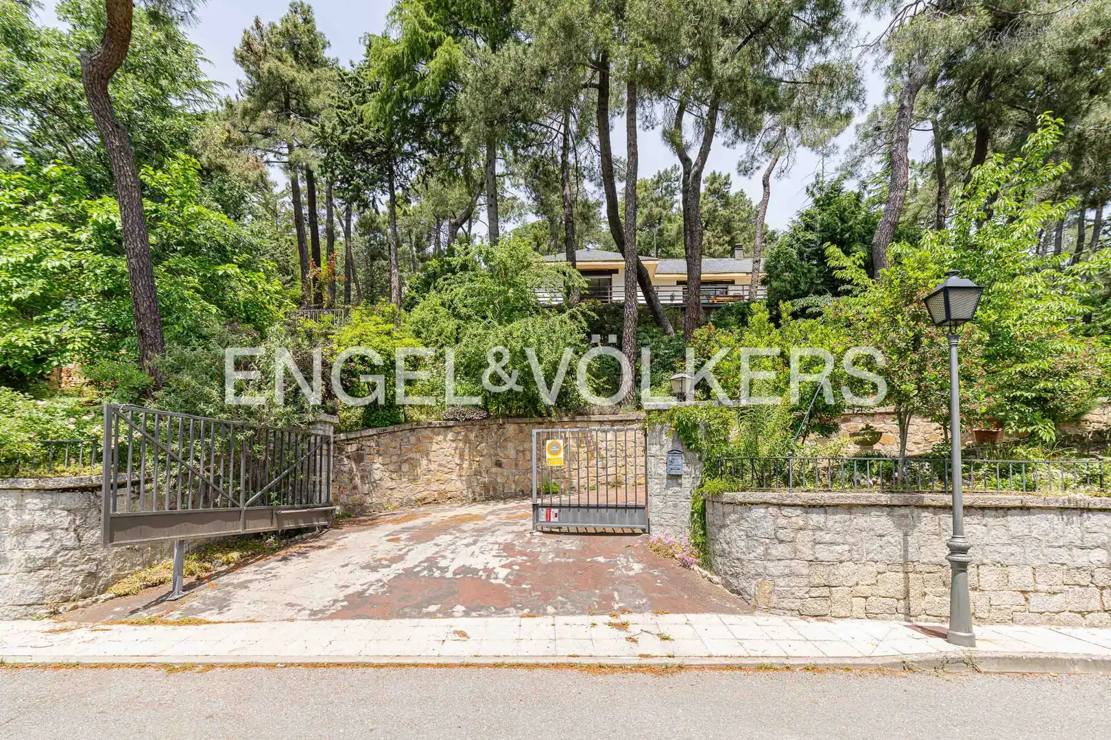 Exterior view of Houses for sale in San Lorenzo de El Escorial  with Heating, Private garden and Terrace