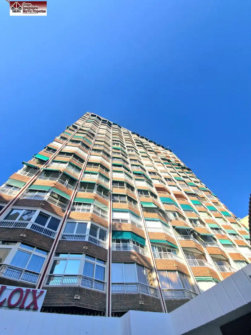 Vista exterior de Pis en venda en Benidorm amb Jardí privat, Terrassa i Moblat
