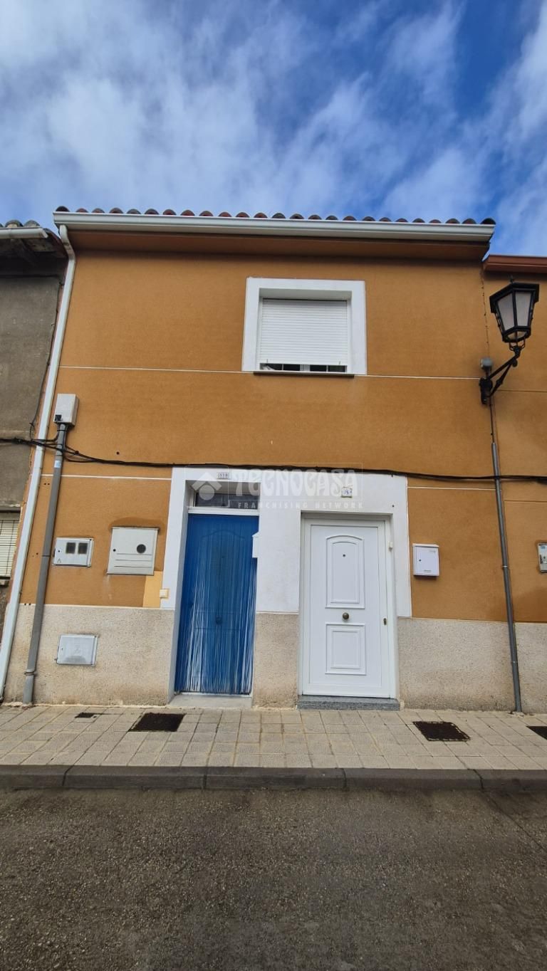 Vista exterior de Casa adosada en venda en Venta de Baños amb Calefacció, Jardí privat i Moblat
