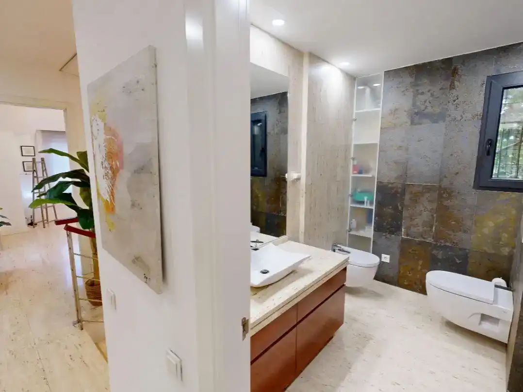 Bathroom of Flat for sale in Boadilla del Monte  with Air Conditioner, Private garden and Parquet flooring