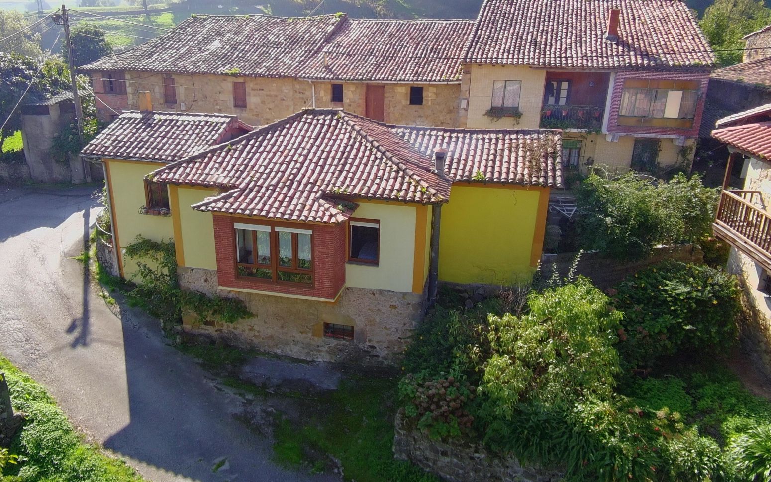 Vista exterior de Casa o xalet en venda en Puente Viesgo amb Calefacció i Jardí privat