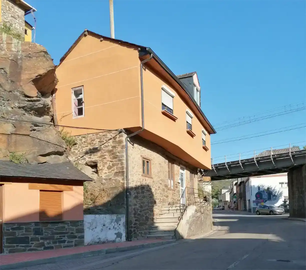 Vista exterior de Casa adosada en venda en Torre del Bierzo, León