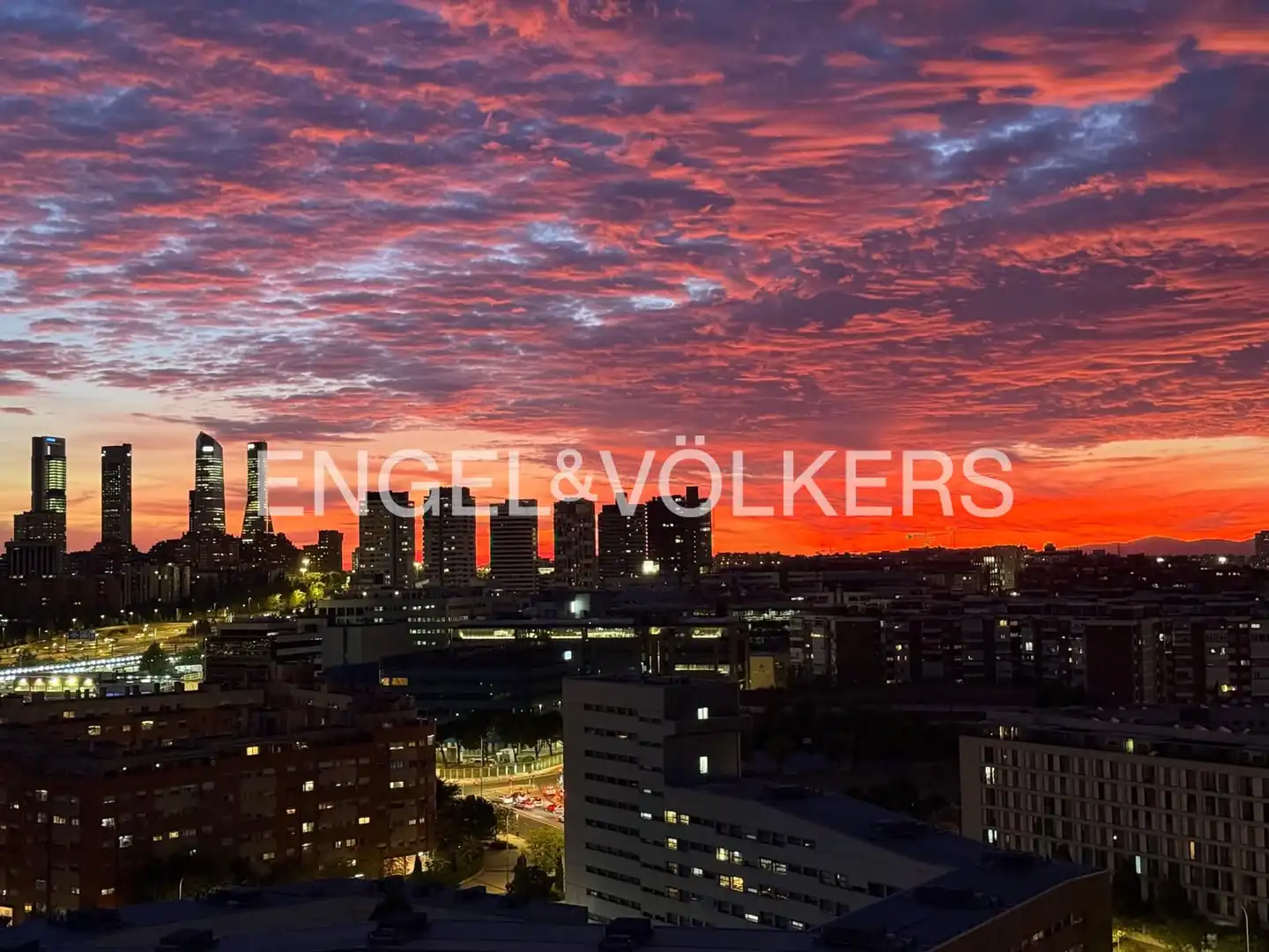 Vista exterior de Piso en venta en Madrid con Calefacción, Trastero y Piscina