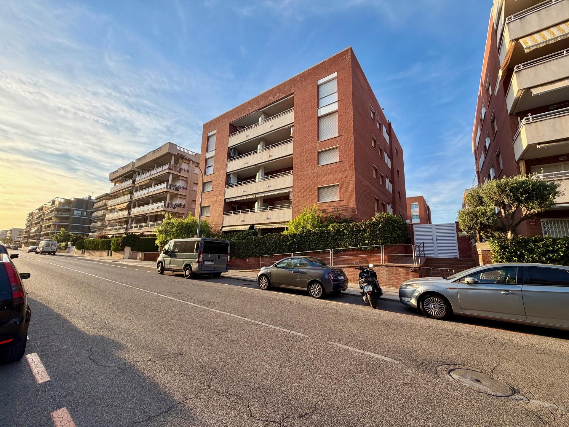 Vista exterior de Pis en venda en Calafell amb Aire condicionat, Jardí privat i Terrassa