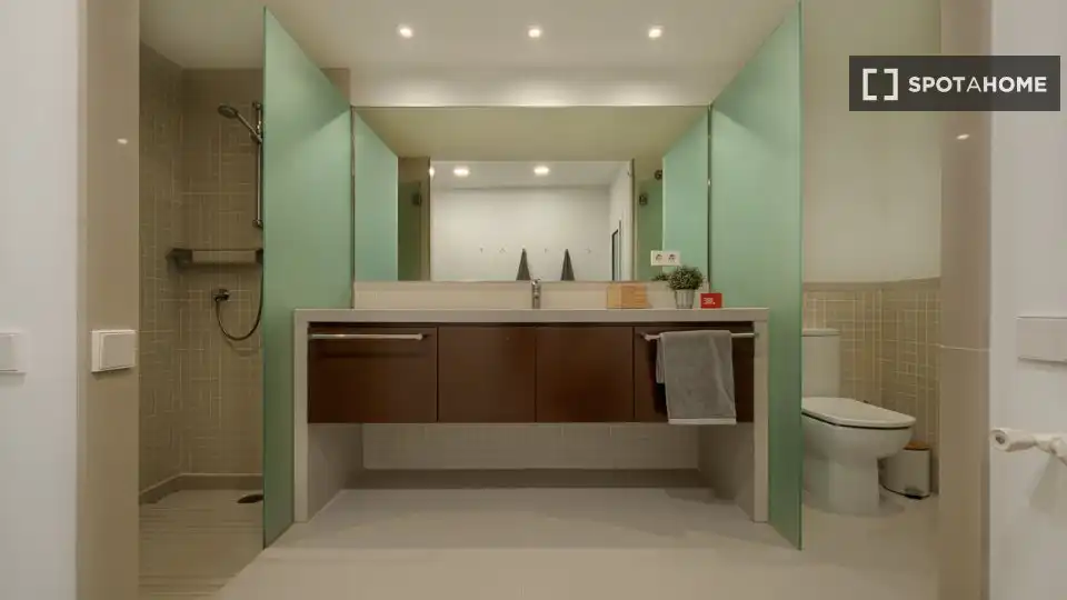 Bathroom of Flat for rent in Barcelona  with Air Conditioner, Heating and Furnished