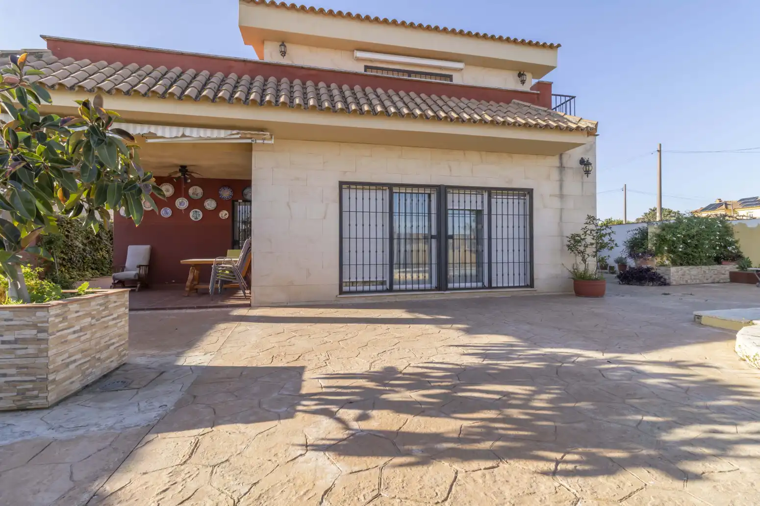 Vista exterior de Casa o xalet en venda en Alcalá de Guadaira amb Aire condicionat, Terrassa i Piscina