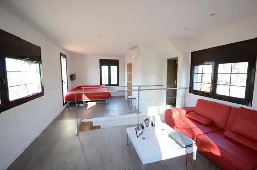 Sala de estar de Finca rústica en venta en Borrassà con Aire acondicionado, Calefacción y Jardín privado