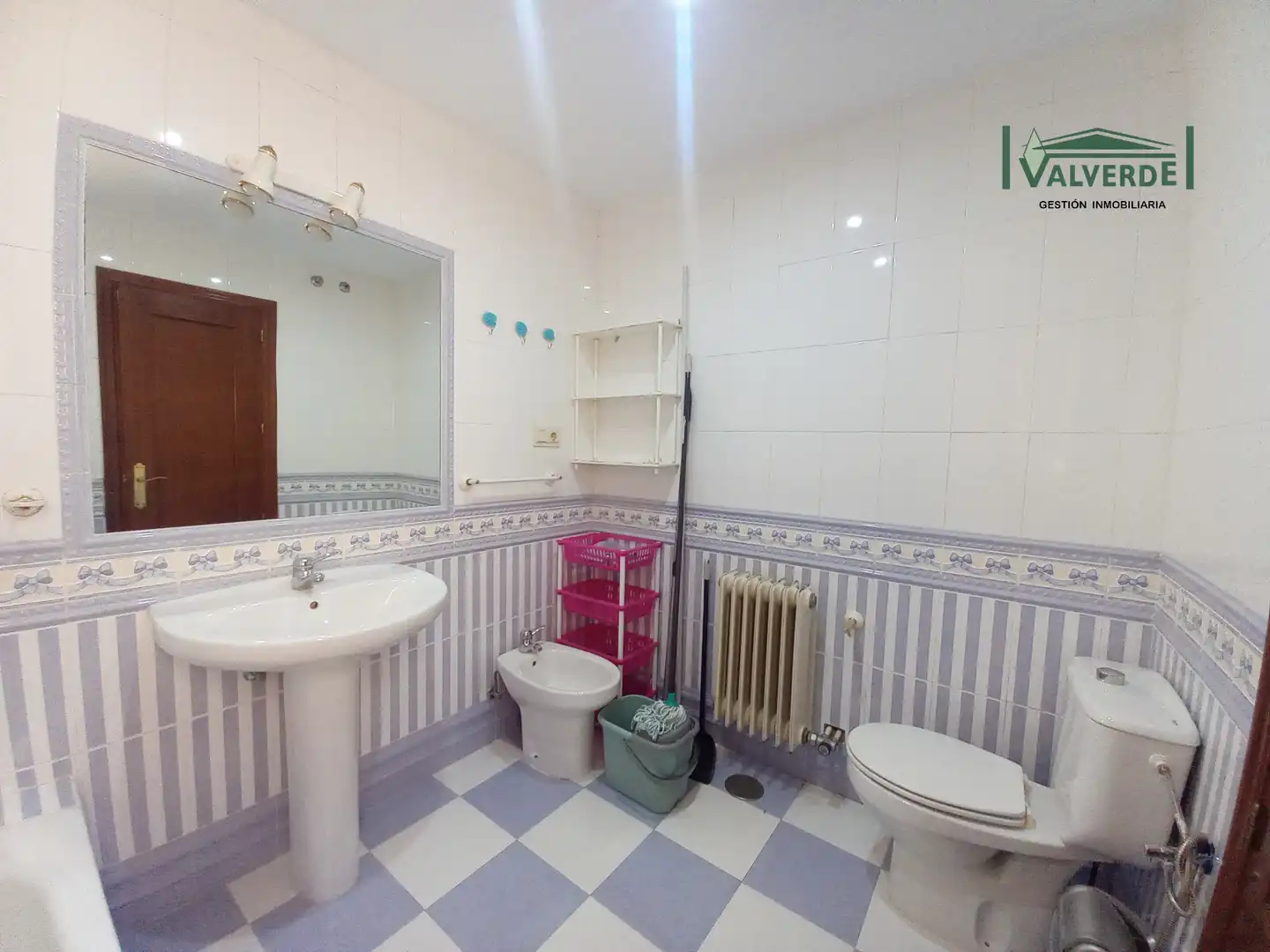 Bathroom of Flat for rent in Granada  with Air Conditioner, Heating and Furnished