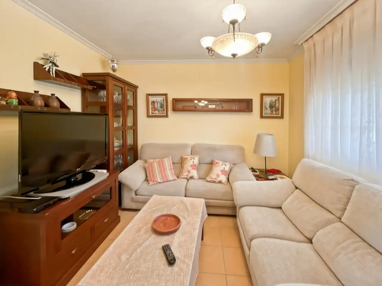 Sala d'estar de Casa adosada en venda en Valdelaguna amb Calefacció, Jardí privat i Terrassa