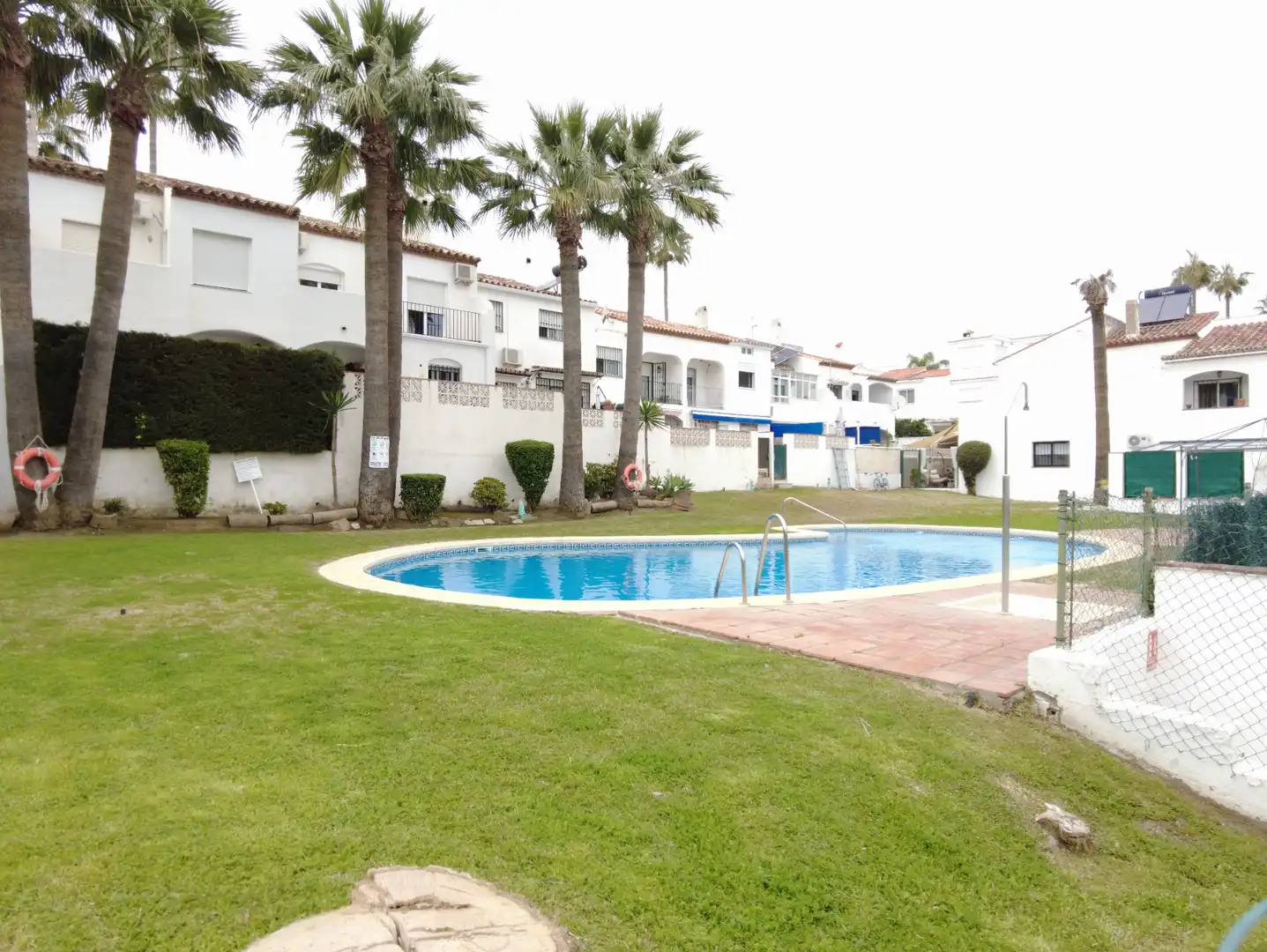 Piscina de Casa adosada en venda en Estepona amb Jardí privat, Terrassa i Moblat