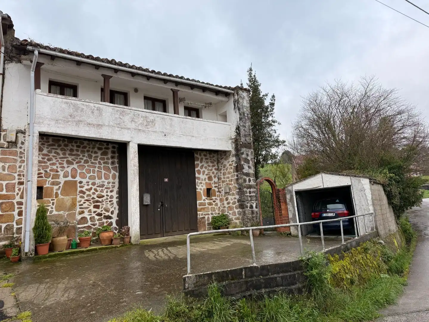 Außenansicht von Einfamilien-Reihenhaus zum Verkauf in Rasines mit Privatgarten, Terrasse und Abstellraum