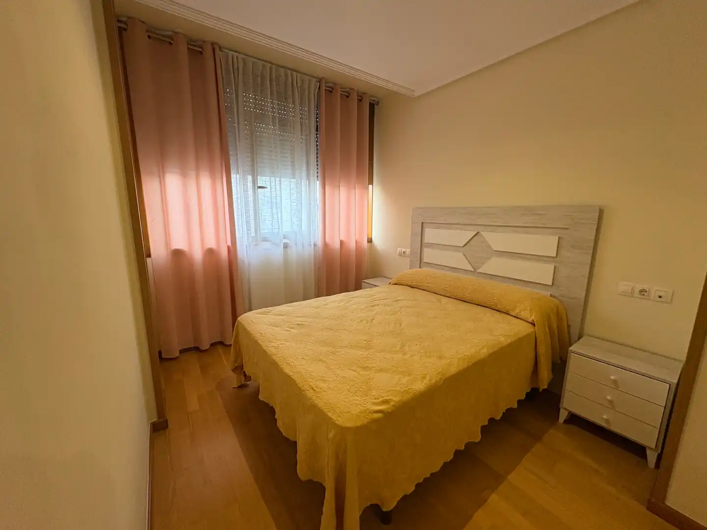 Habitación de Piso de alquiler en Ferrol con Calefacción, Parquet y Amueblado