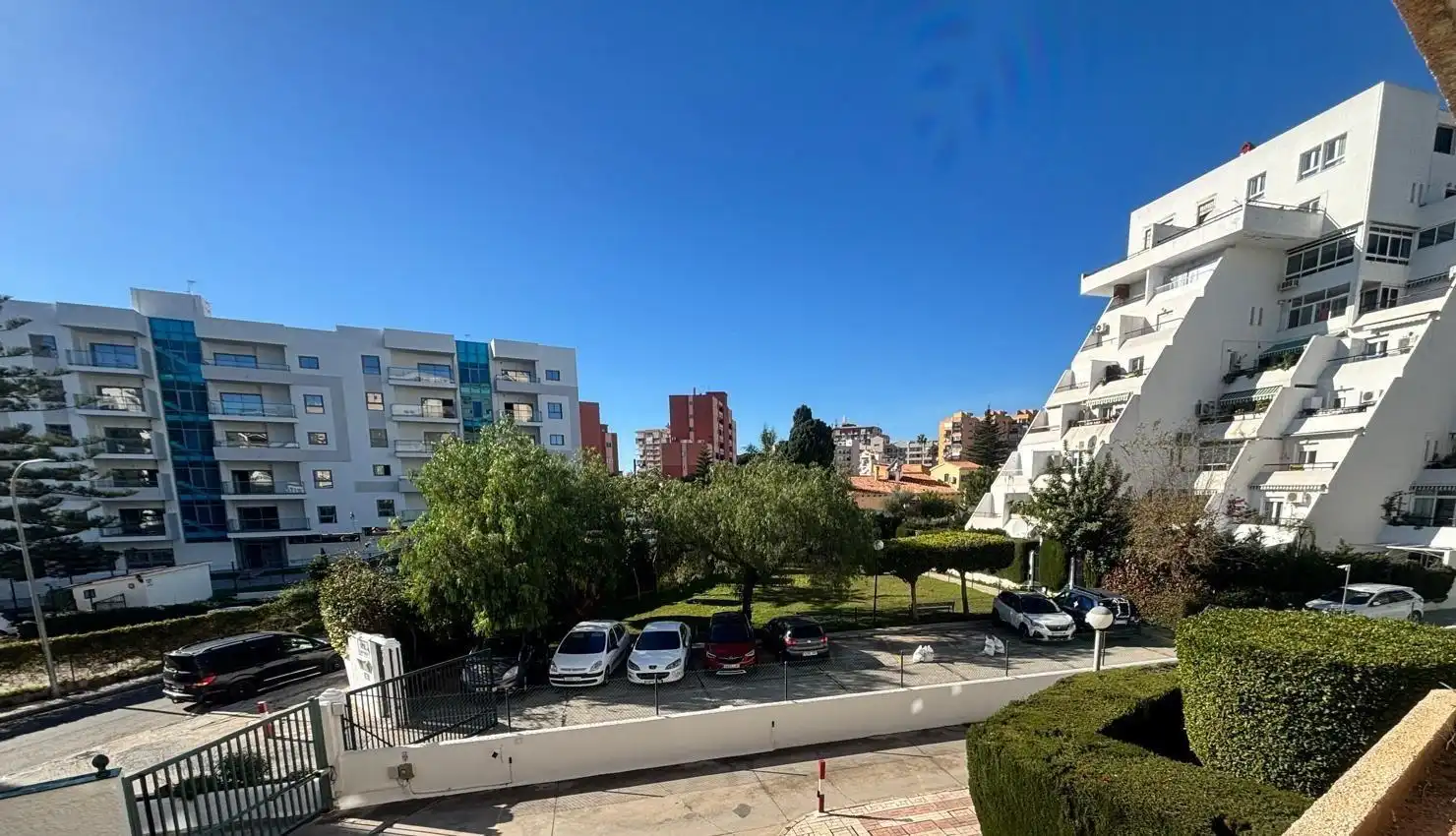 Außenansicht von Wohnung zum Verkauf in Benalmádena mit Privatgarten, Terrasse und Balkon