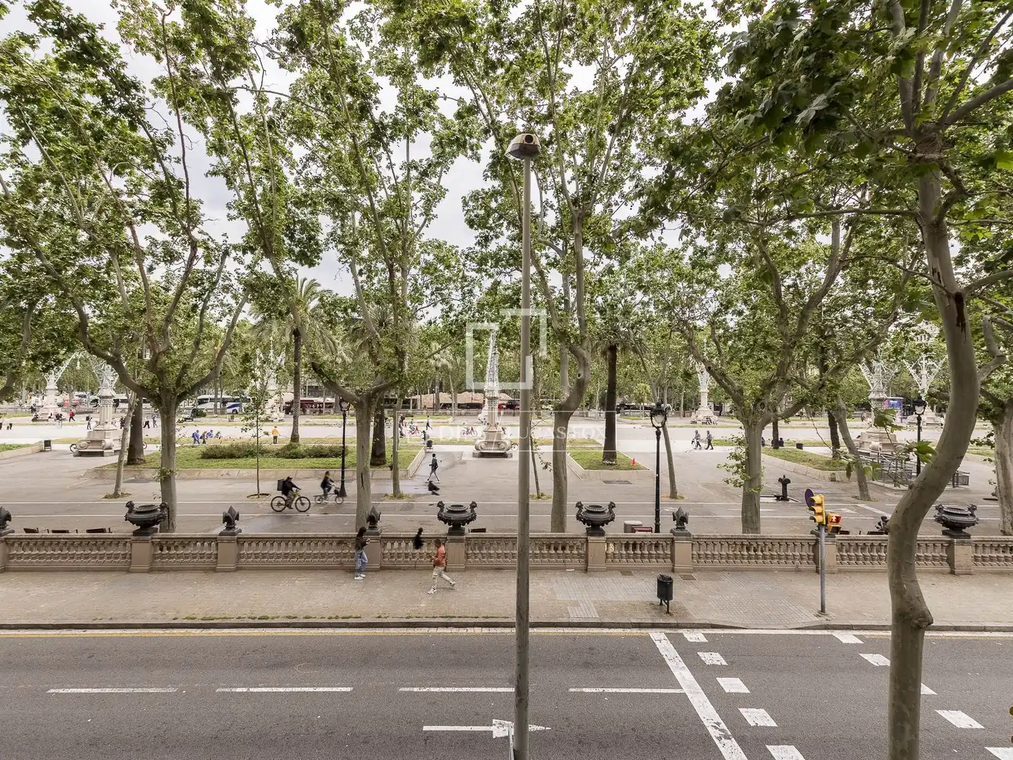Außenansicht von Wohnung zum Verkauf in Barcelona mit Klimaanlage, Privatgarten und Terrasse