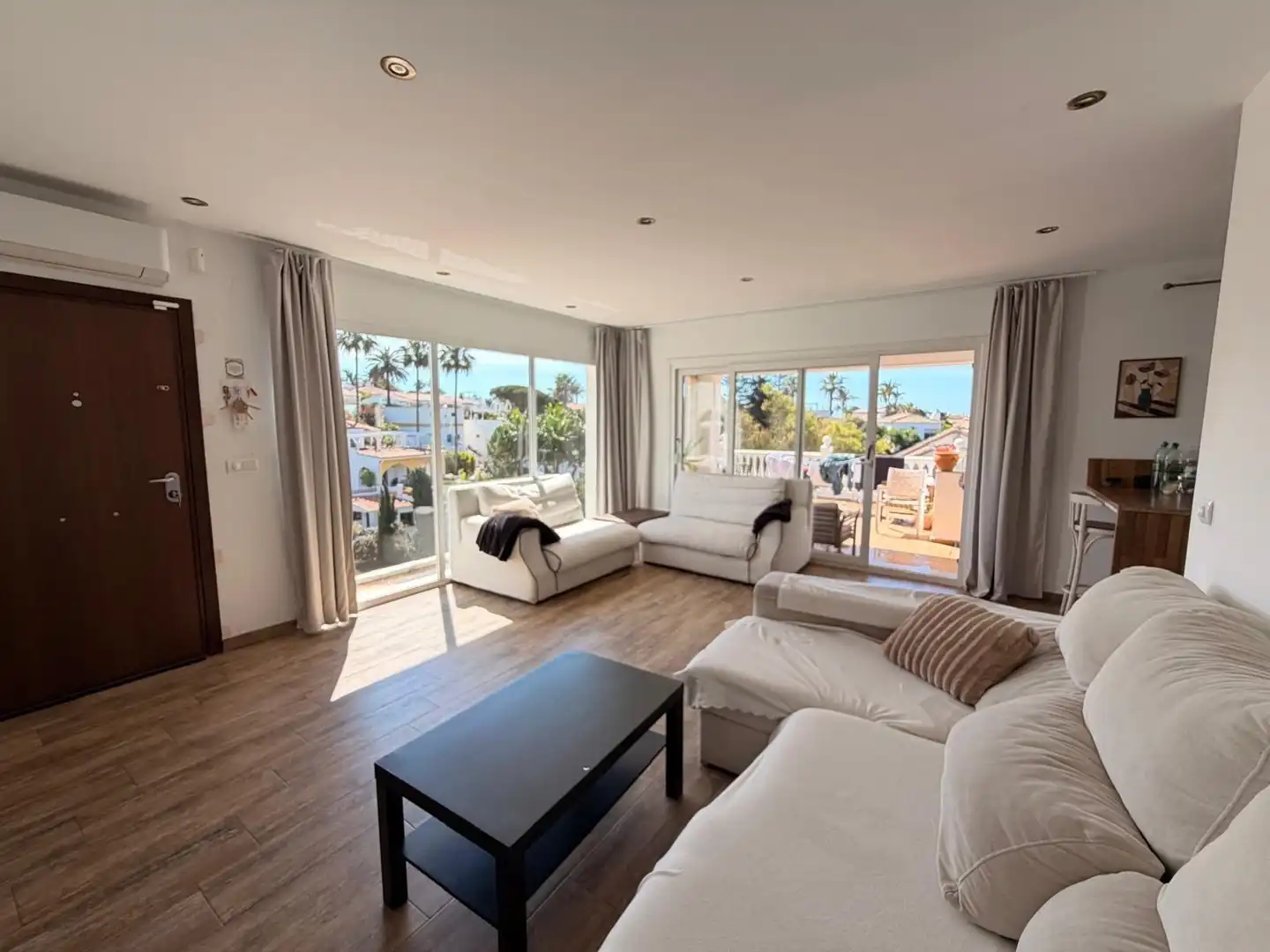 Sala d'estar de Casa adosada de lloguer en Mijas amb Aire condicionat, Calefacció i Jardí privat
