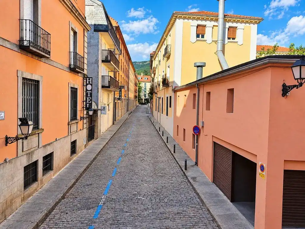 Vista exterior de Piso en venta en San Lorenzo de El Escorial con Calefacción