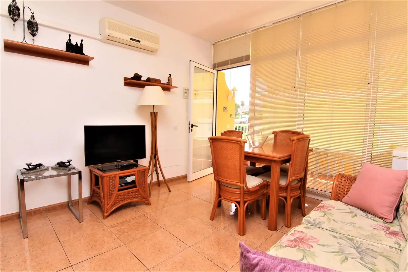 Sala de estar de Apartamento de alquiler en Mogán con Terraza y Piscina comunitaria