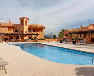 Piscina de Pis en venda en Benahavís amb Aire condicionat, Terrassa i Moblat