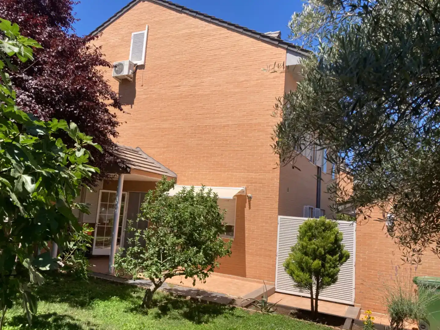 Vista exterior de Pis en venda en Valdemorillo amb Aire condicionat, Jardí privat i Piscina