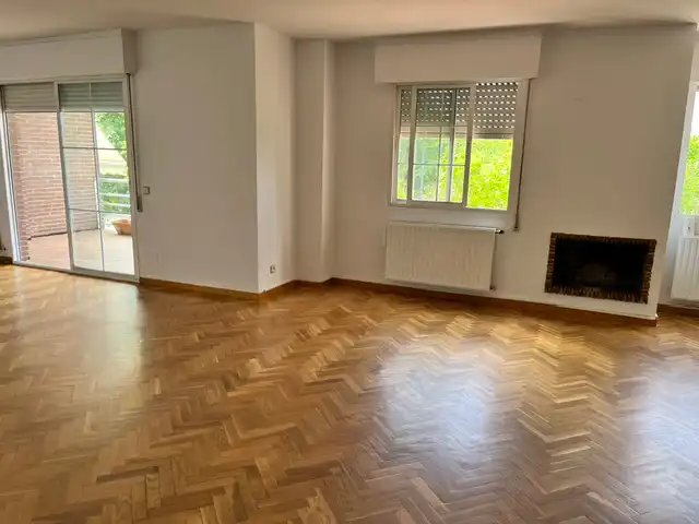 Sala d'estar de Casa o xalet en venda en Las Rozas de Madrid amb Calefacció, Jardí privat i Parquet