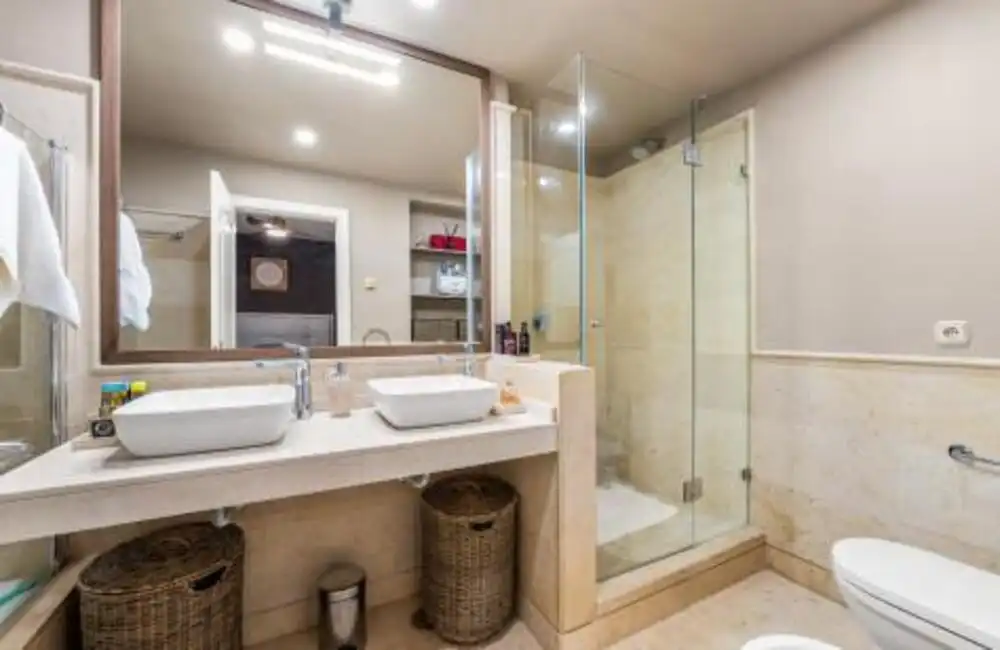 Badezimmer von Erdgeschoss zum Verkauf in Benahavís mit Klimaanlage, Terrasse und Abstellraum