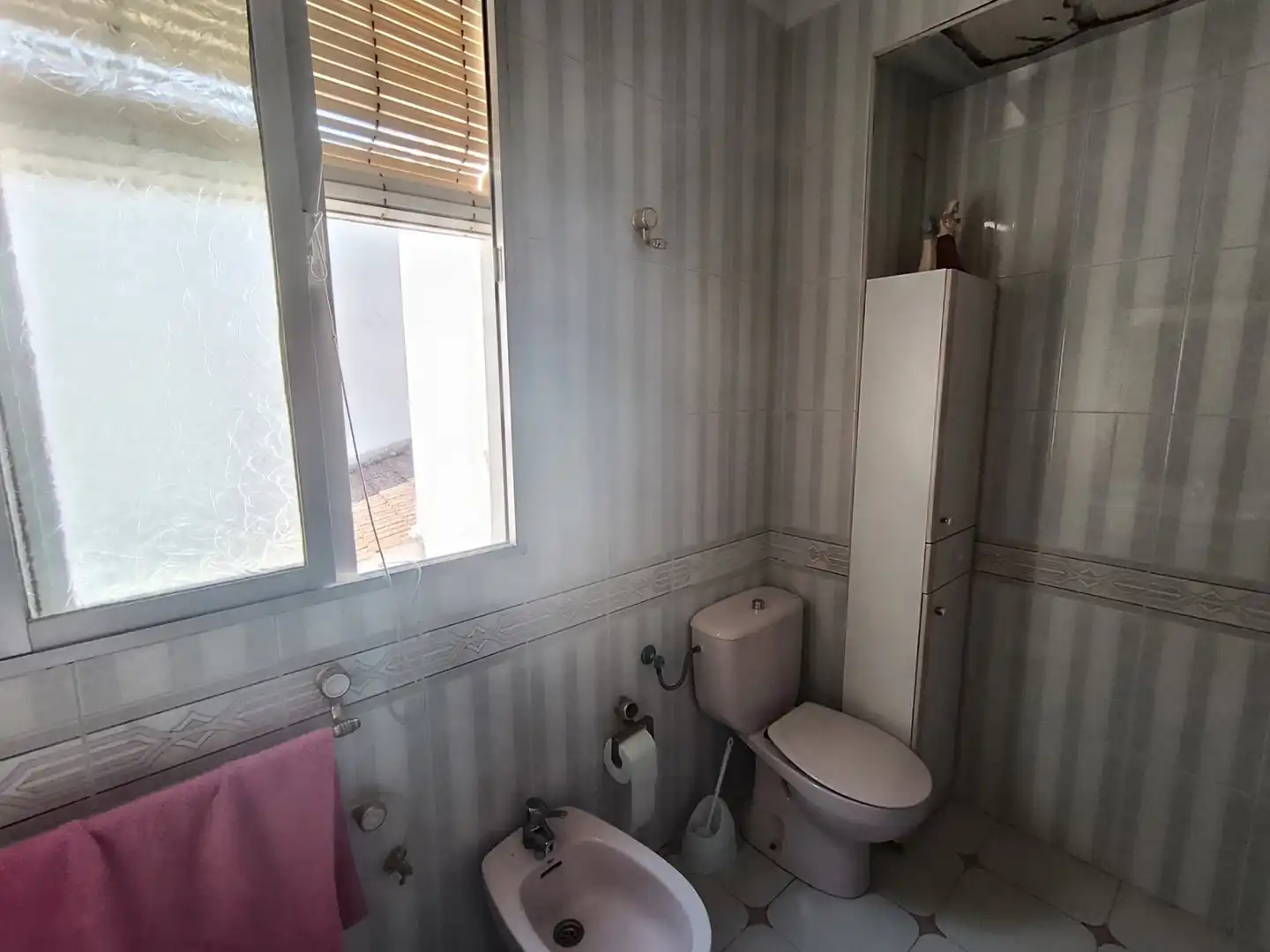 Baño de Piso en venta en Iznájar con Aire acondicionado, Calefacción y Amueblado