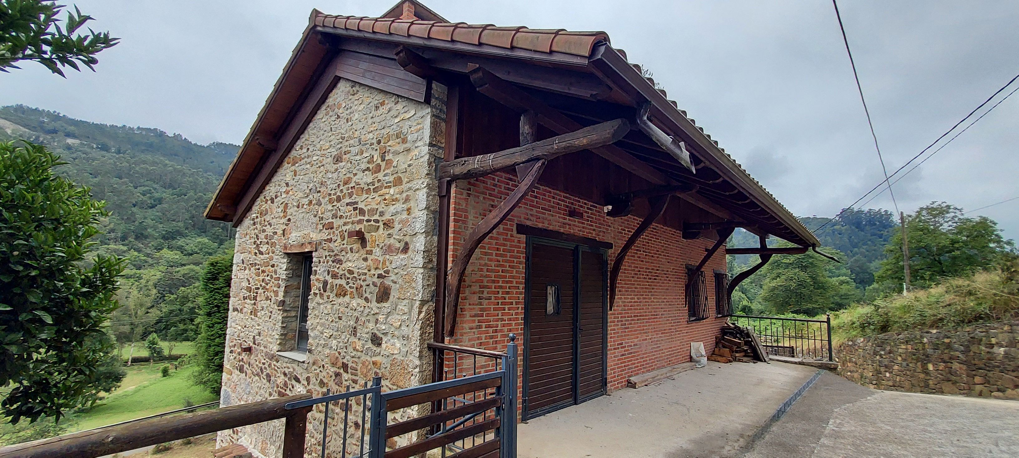Exterior view of Country house for sale in Salas